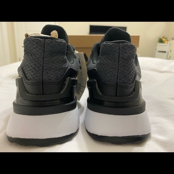 ADIDAS RAPIDARUN J (RUN BIG- Fits size 6-6.5) - Picture 5 of 6